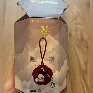 Pop Mart  Skull Panda IPhone USB charger cable blind box